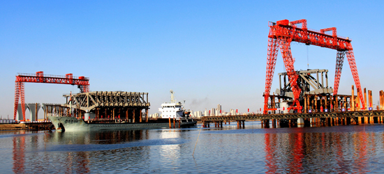 天津?yàn)I海新區(qū)海河特大橋施工現(xiàn)場